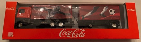 10272-2 € 12,50 coca cola vrachtwagen met oplegger voetbal ca 20 cm.jpeg